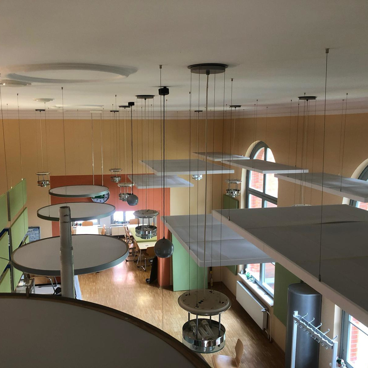 Deckenabsorber reduzieren Nachhall im Open-Space-Büro
