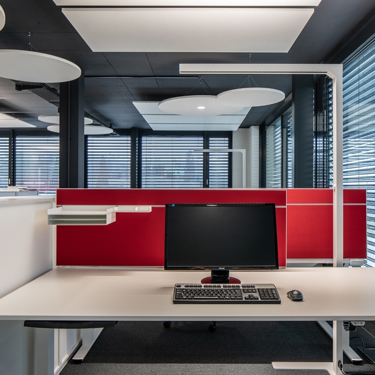 Detailansicht Pendelmontage eines Deckenabsorbers