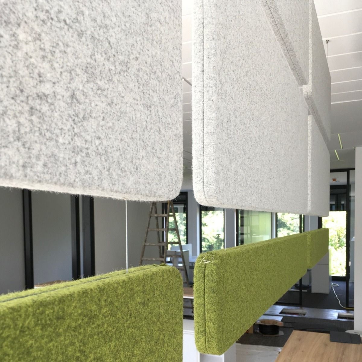 Deckenabsorber in moderner Bürofläche