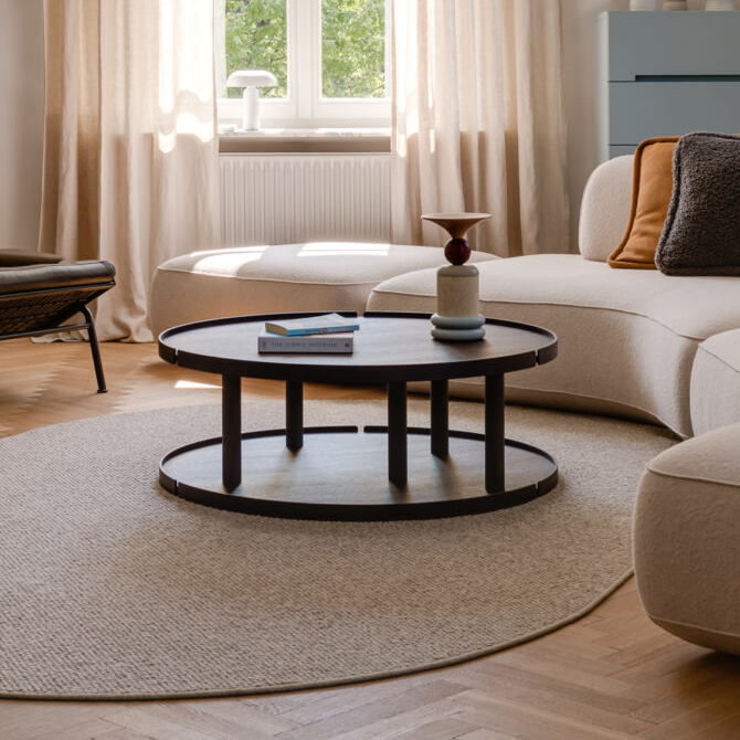 Moderner Lounge-Bereich mit Sofas und Sesseln