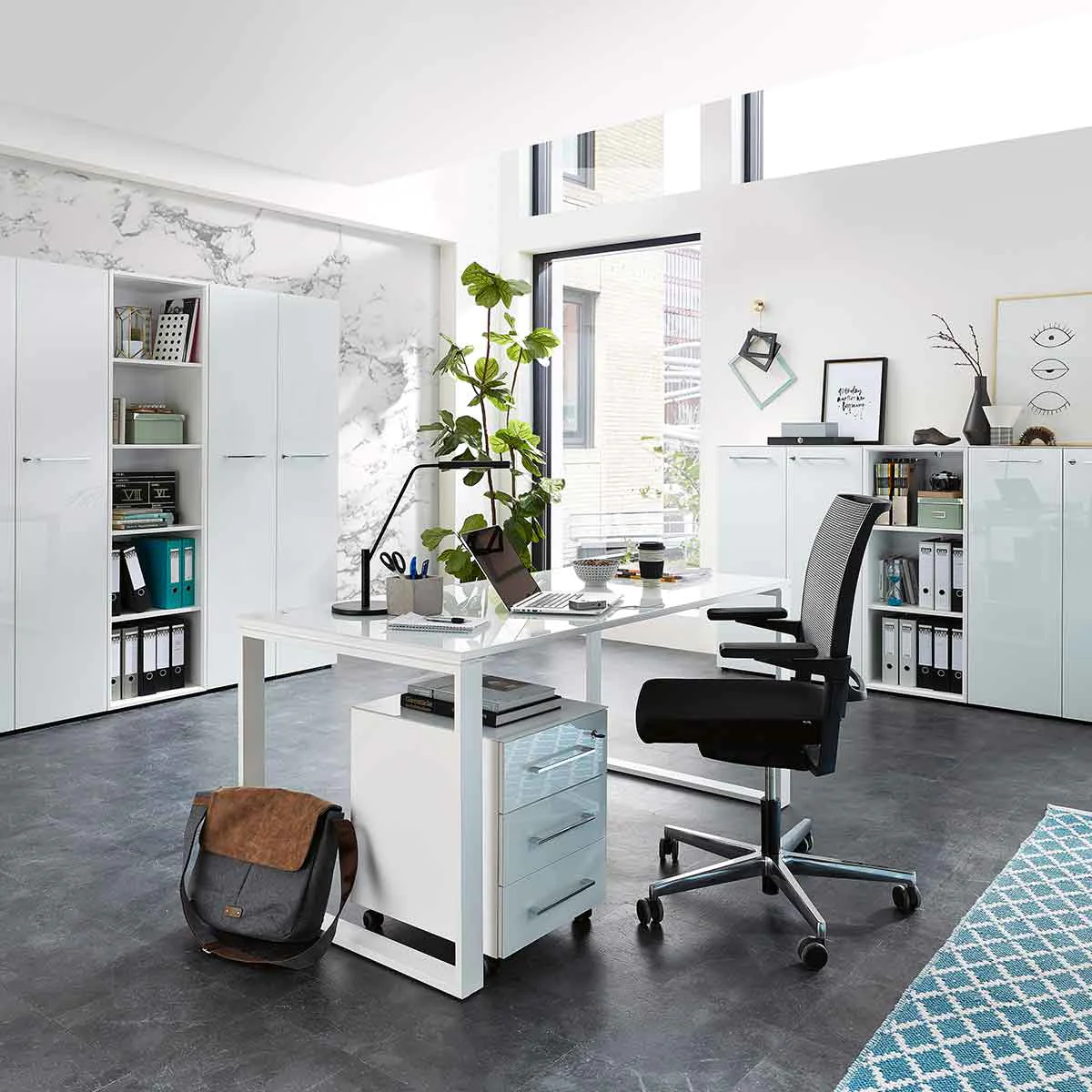 Komplettbüro mit sauberem Kabelmanagement