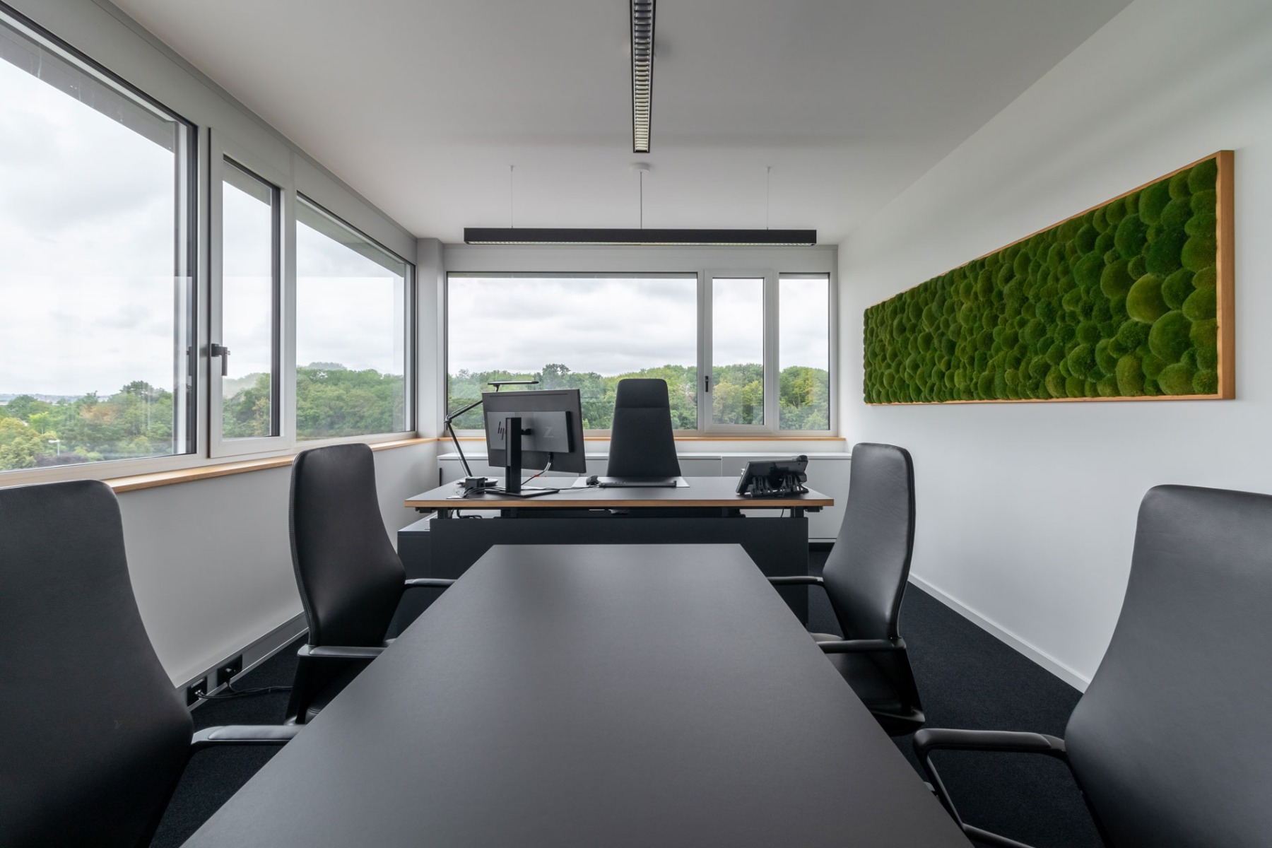 Ein Konferenztisch in einem Besprechungszimmer