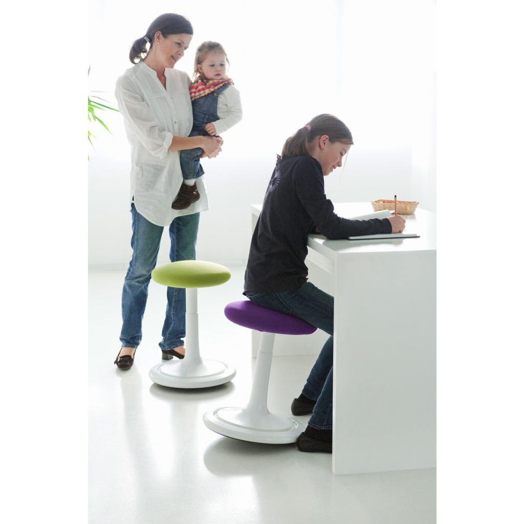 Die Abbildung zeigt einen ergonomischen Hocker Classic bei der Benutzung im Sitzen.