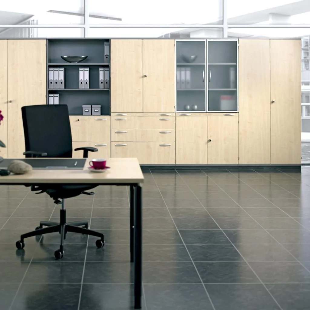 Moderner Schiebetürenschrank in hellem Dekor