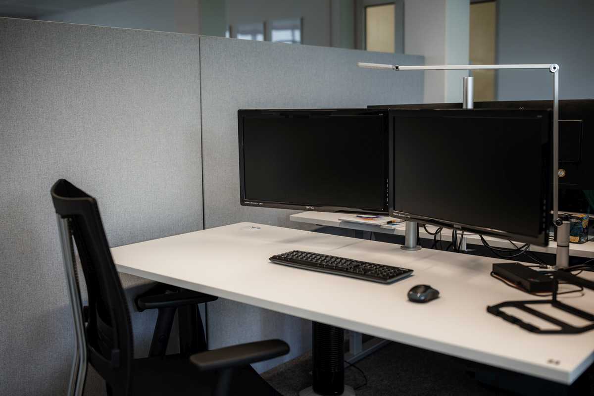Monitorarm mit verstellbaren Funktionen