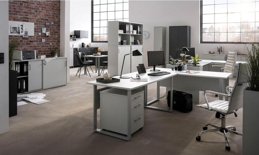 Die Abbildung zeigt Schiebetürenschränke in einem Büro