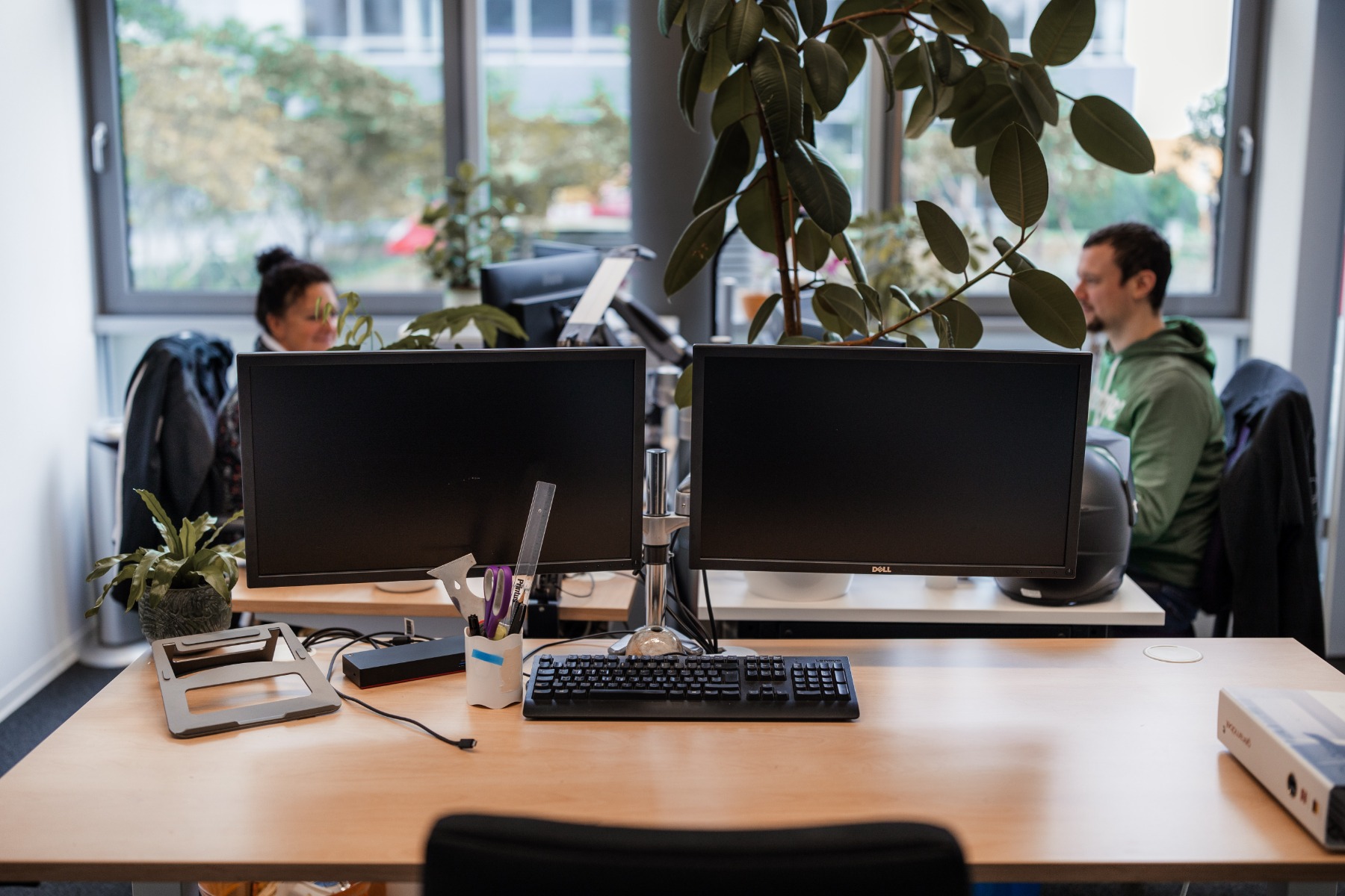 Ein Schreibtisch in der Größe 160 x 80 mit zwei Monitoren
