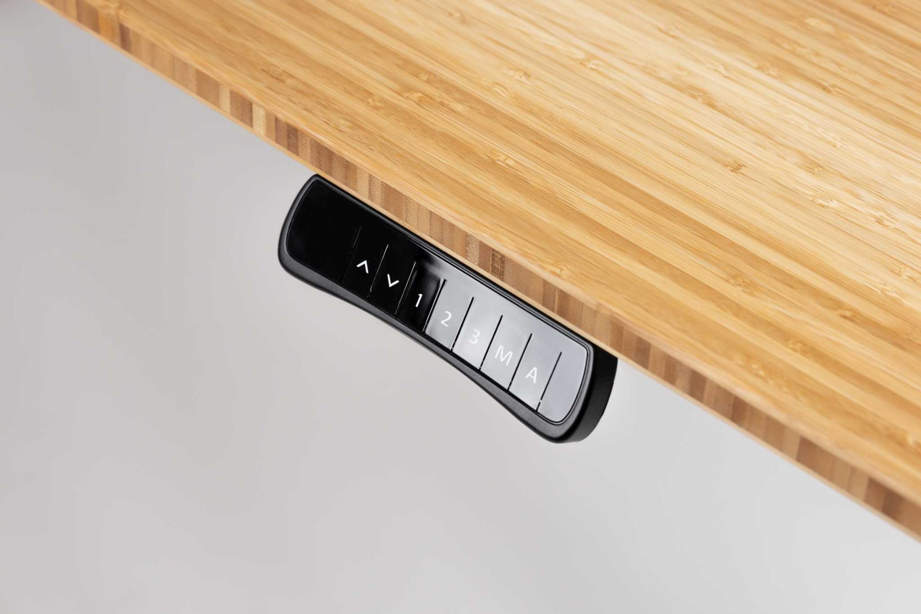 Höhenverstellbarer Schreibtisch mit robuster Bambusplatte